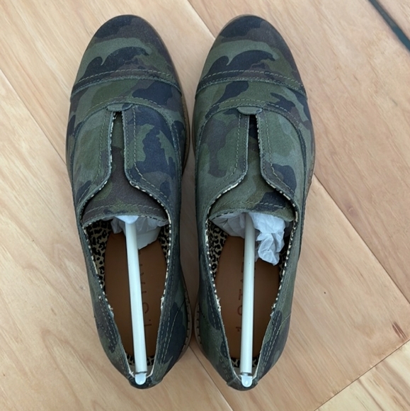 *NEW 1.STATE SUEDE CAMO PRINT SLIP ON LOAFERS FLATS OXFORDS SIZE 5.5 GREEN BROWN - Picture 1 of 10